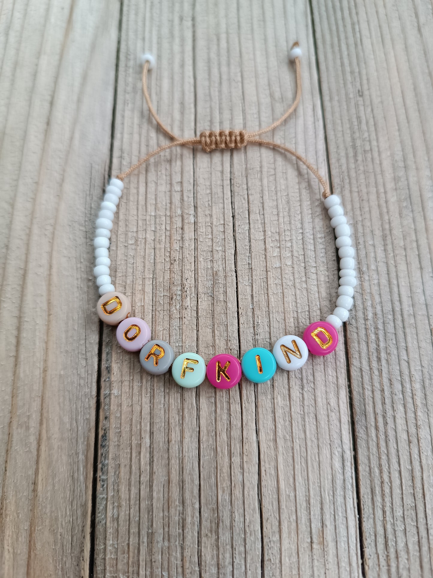 Handgemachtes Armband mit Kunststoffperlen und verstellbarem Makrameeverschluss